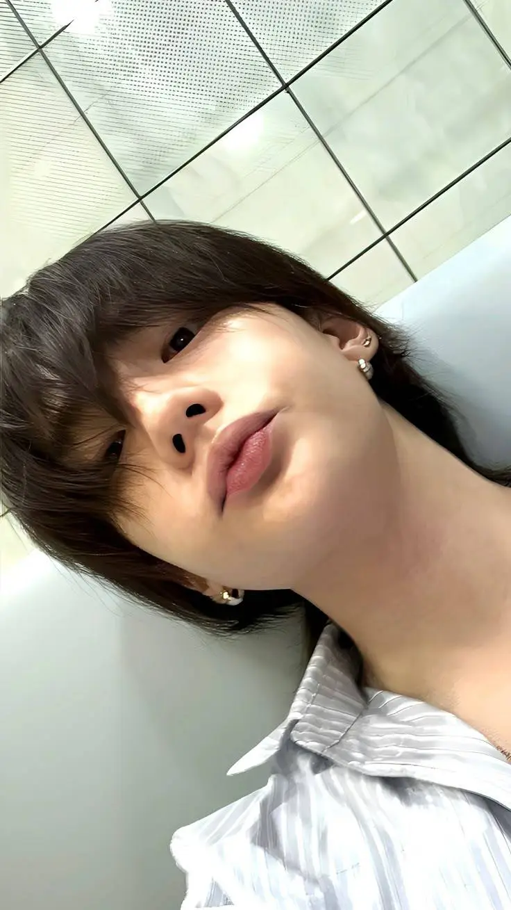 ai character: Hyunjin  background