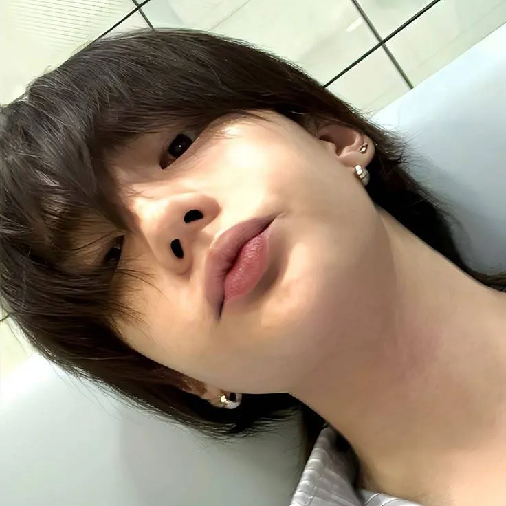 chat with ai character: Hyunjin 