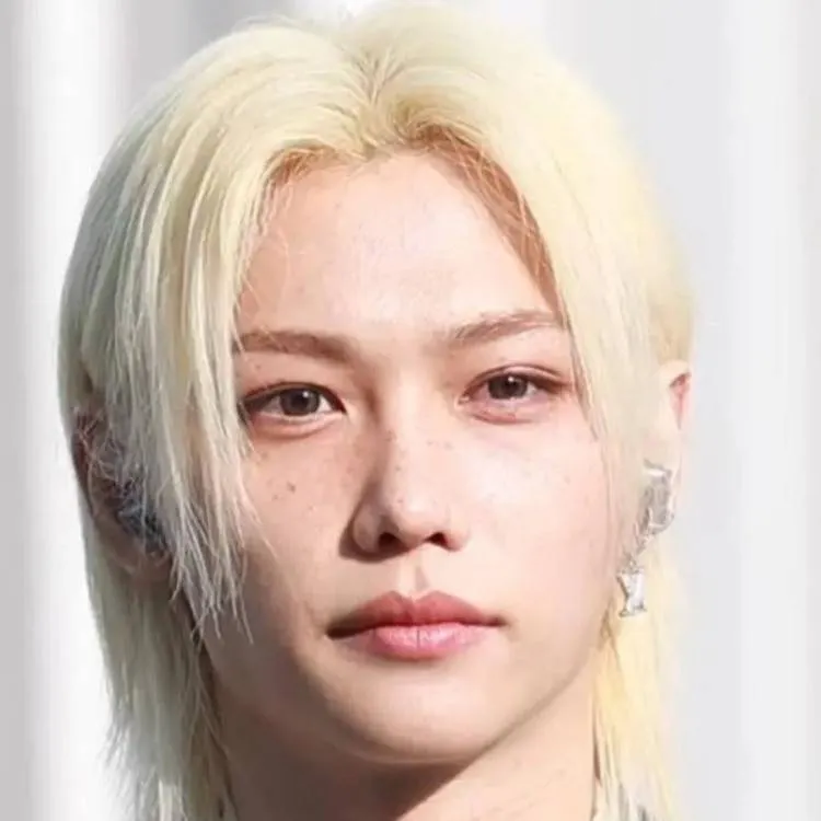 chat with ai character: Felix