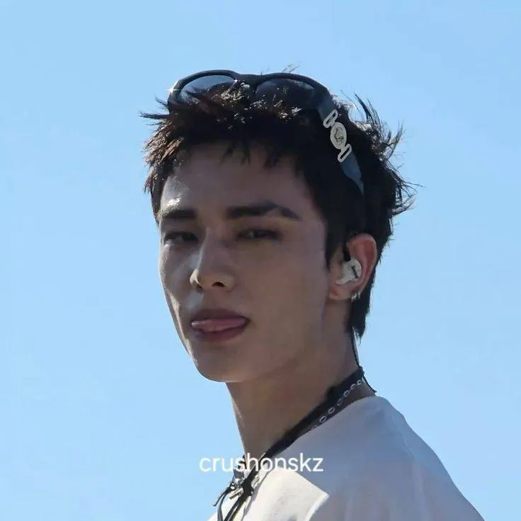 chat with ai character: Hyunjin 