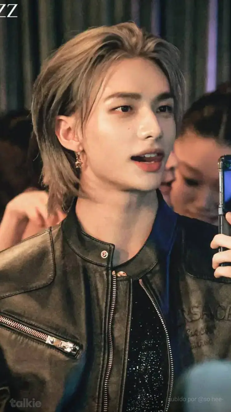 ai character: Hyunjin  background