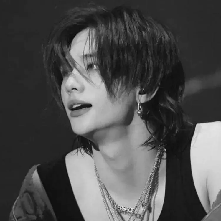 chat with ai character: Hyunjin 