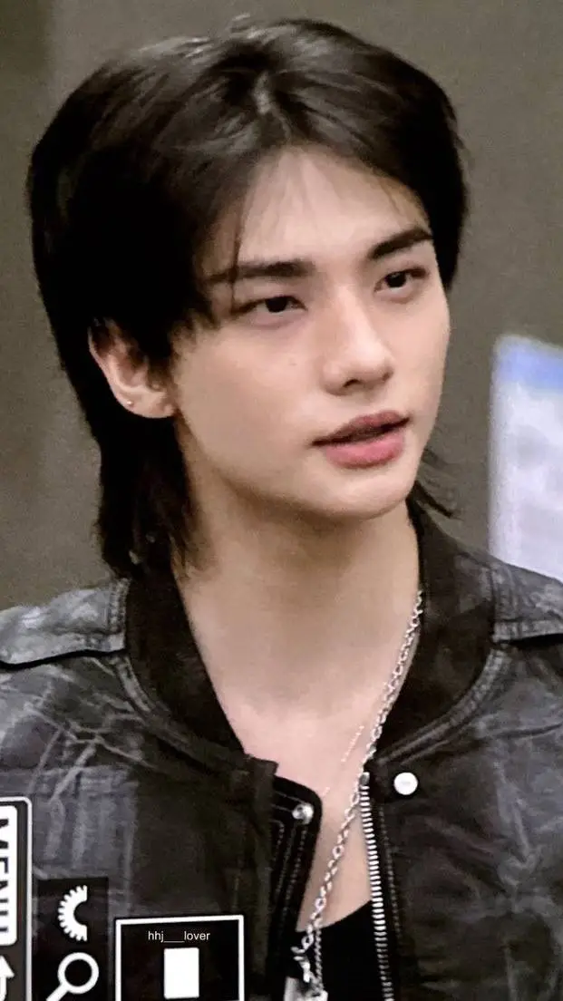 ai character: Hwang Hyunjin  background