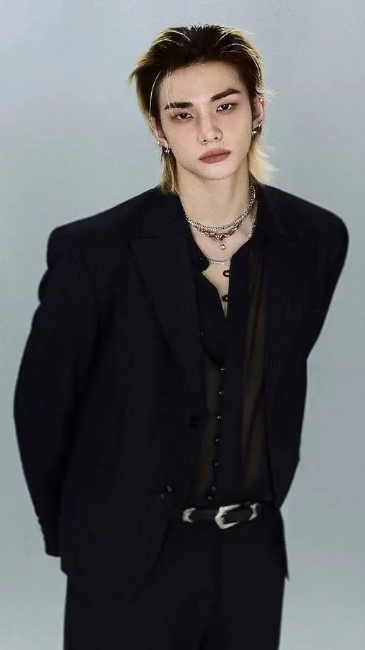 ai character: Hyunjin  background