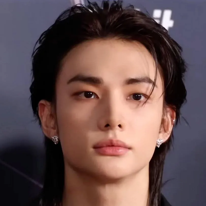 chat with ai character: Hyunjin 