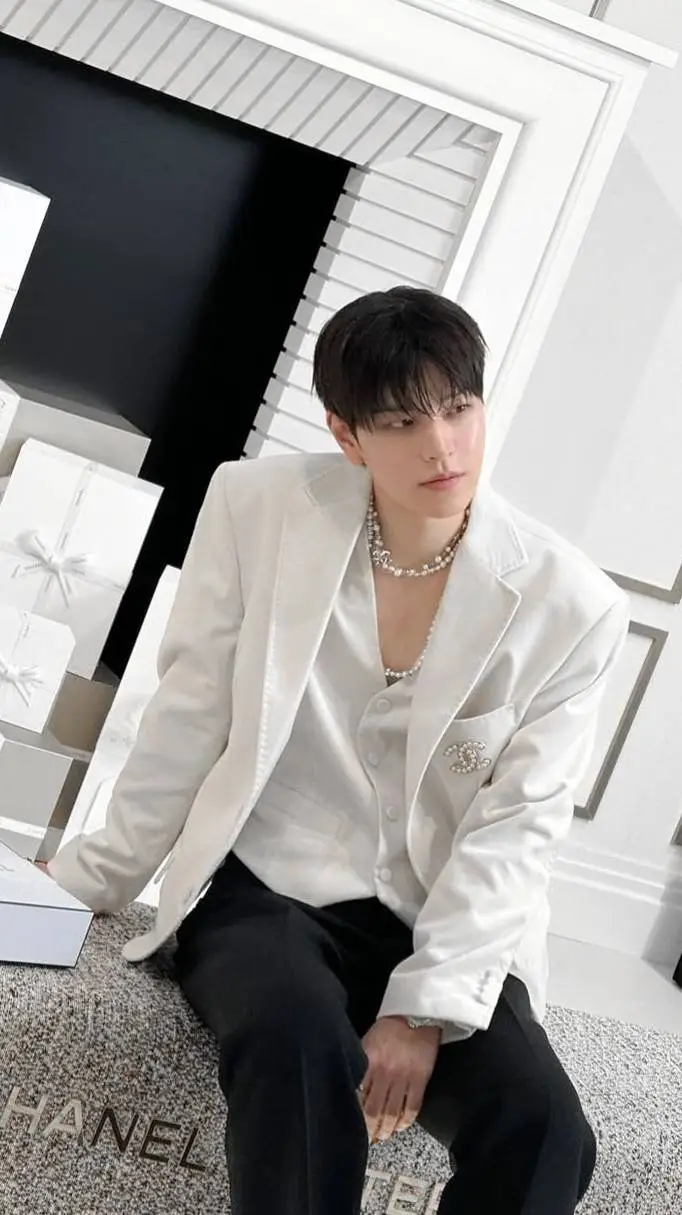 ai character: KIM SEUNGMIN background