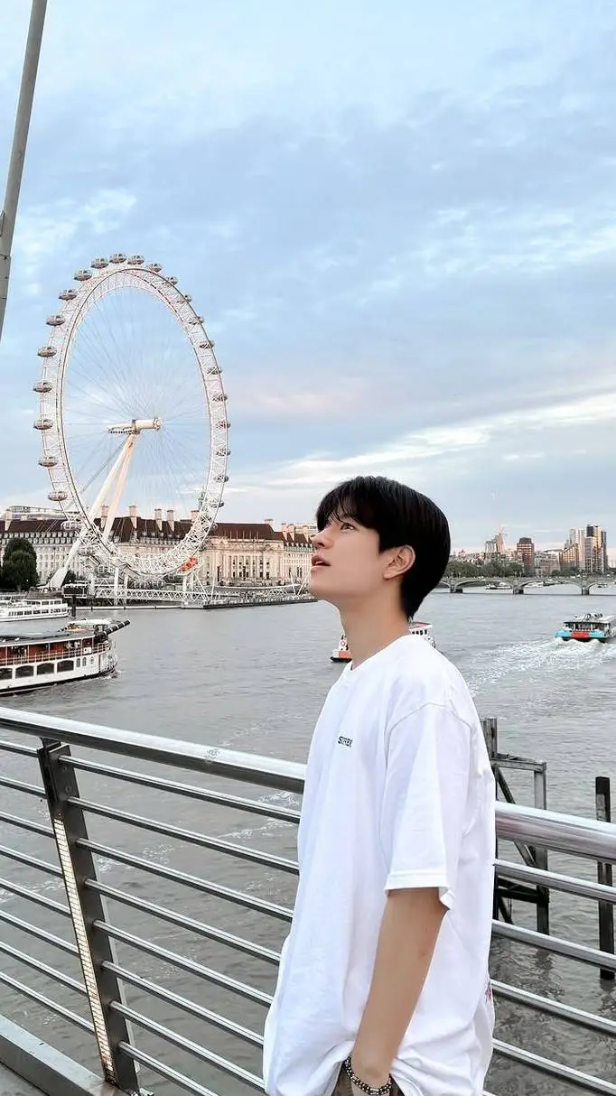 ai character: SEUNGMIN 🌸🌸🌸🌸 background