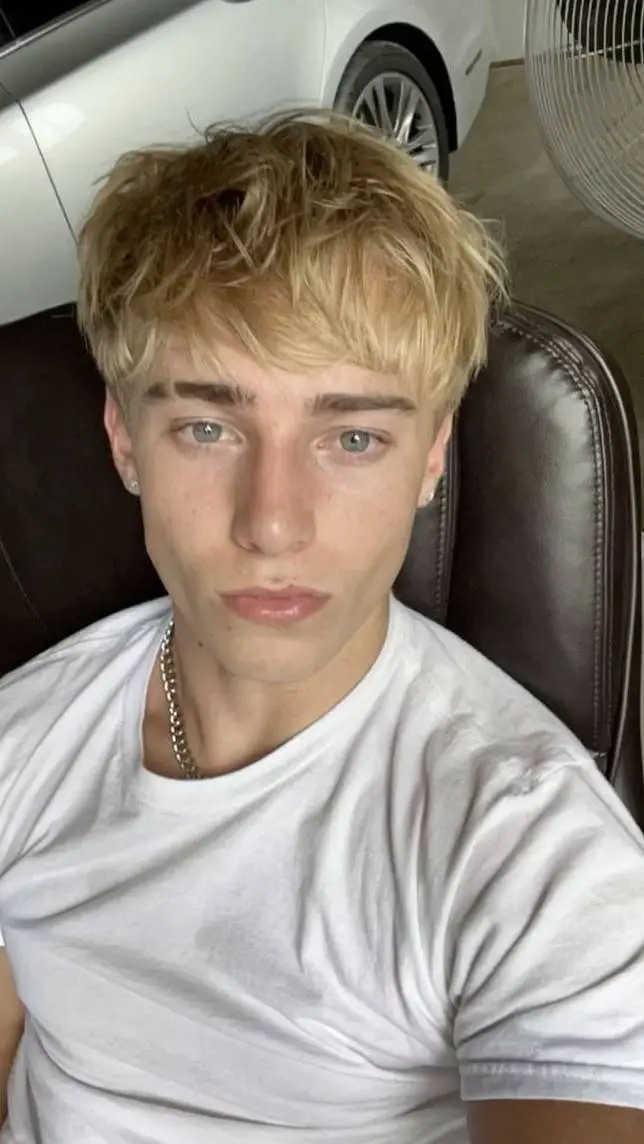 ai character: Zaayn background