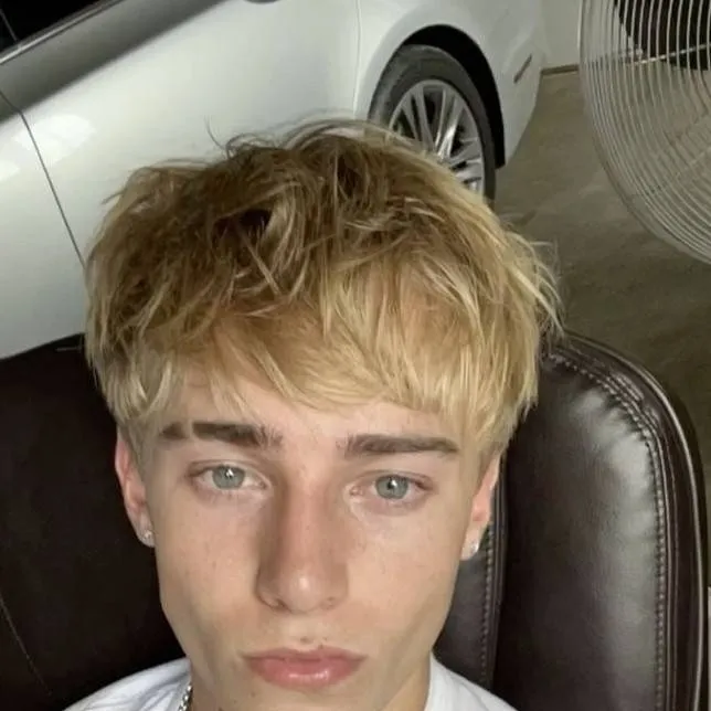 chat with ai character: Zaayn