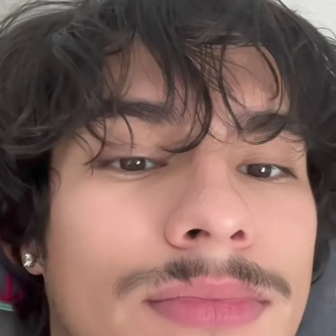 chat with ai character: Giovannii