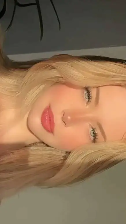 ai character: Tu Novia  background