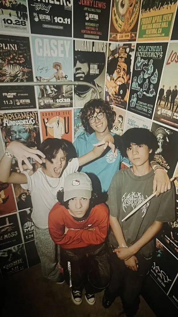 ai character: 💧Sangue vero🎸 background