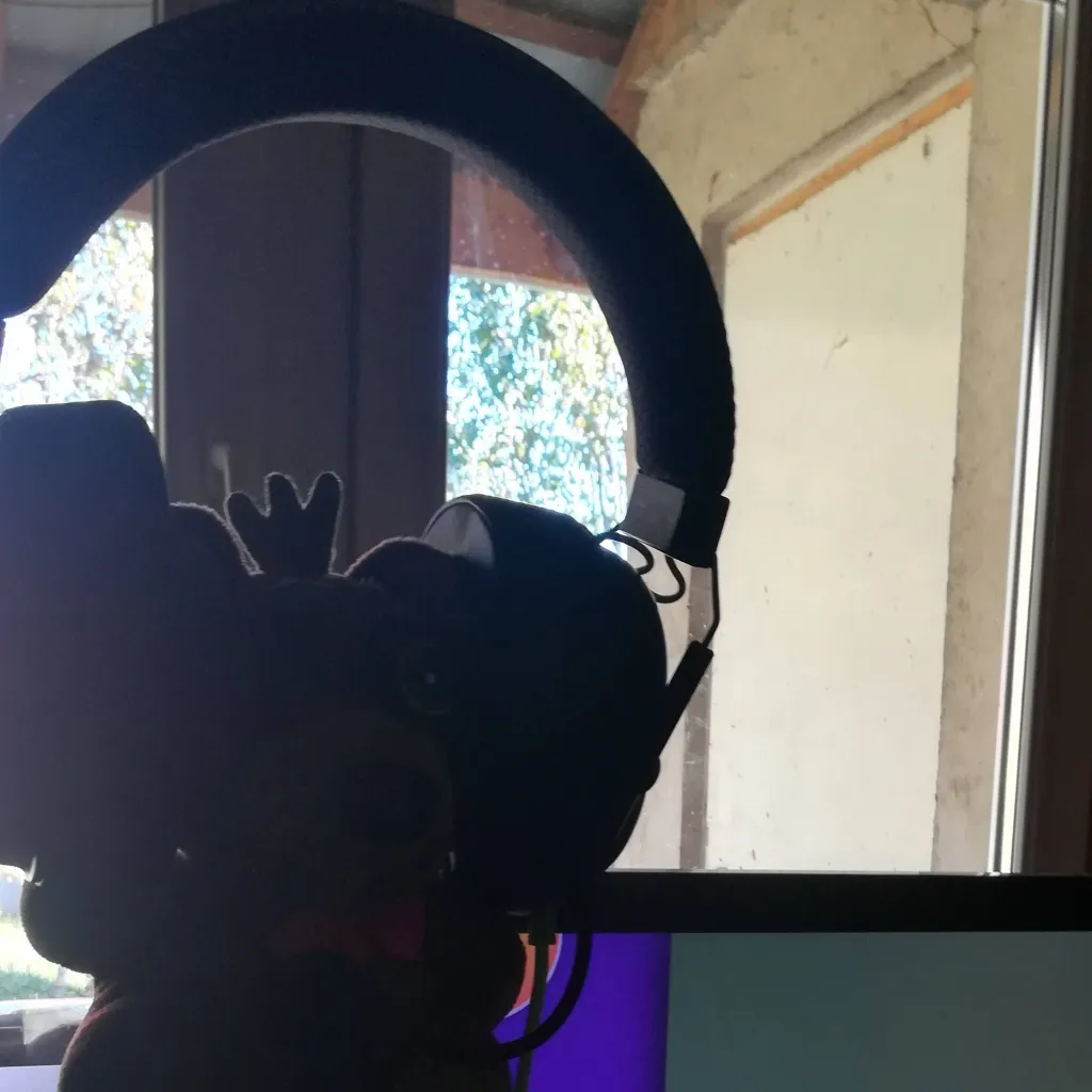 chat with ai character: Foxy la live