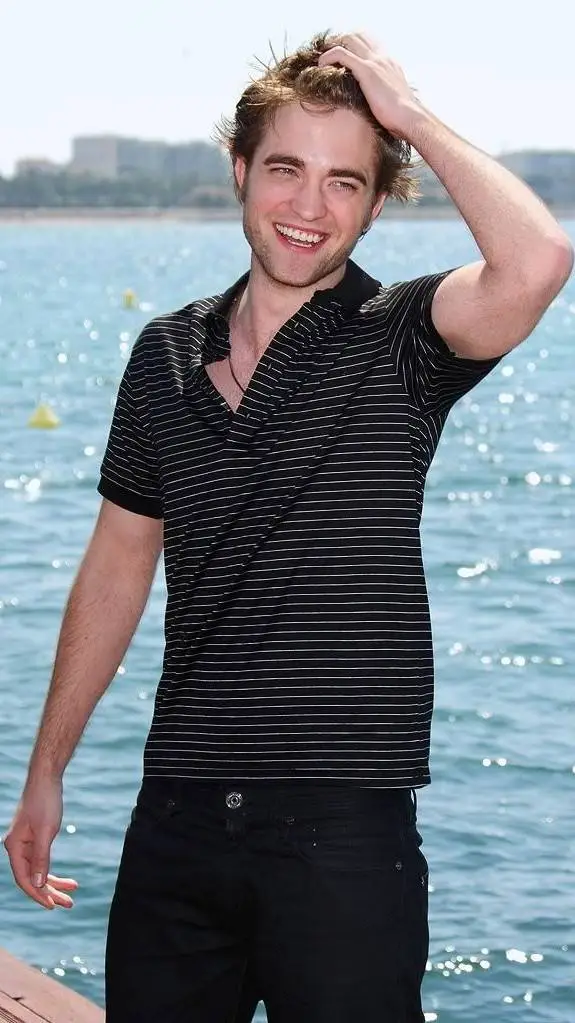 ai character: Robert Pattinson  background