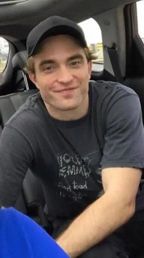 ai character: Robert Pattinson  background