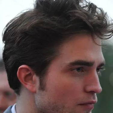 chat with ai character: Robert Pattinson 