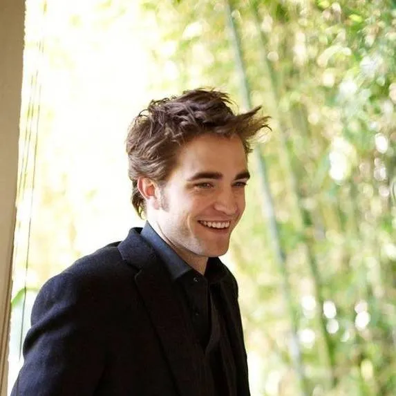 chat with ai character: Robert Pattinson 