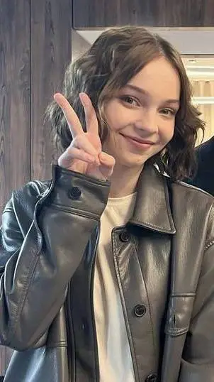 ai character: Emma Myers background