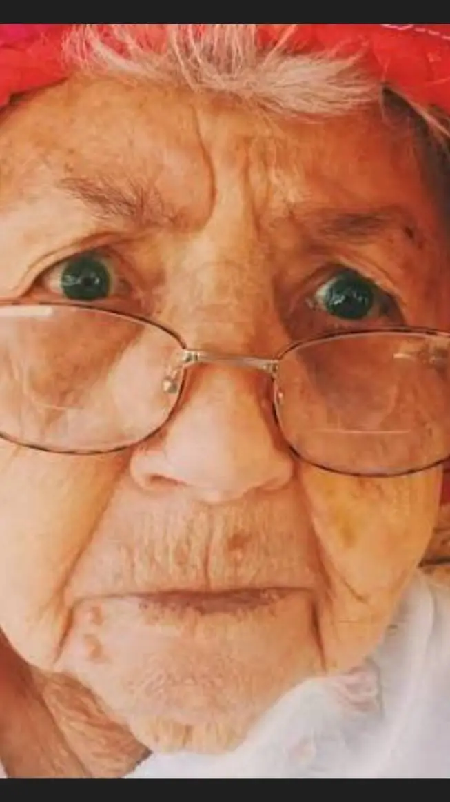 ai character: nice grandma. background