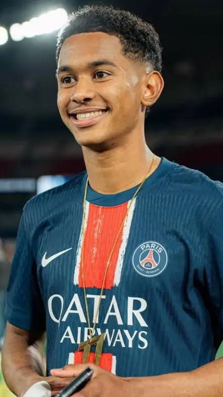 ai character: Senny background