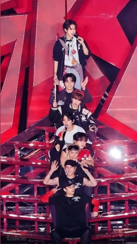 ai character: 〰️STRAY KIDS〰️ background