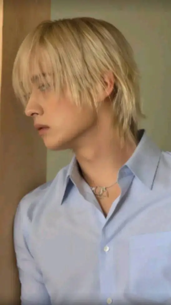ai character: {lee minho} background