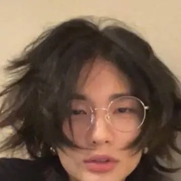chat with ai character: Hyunjin