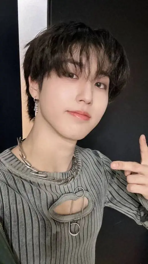 ai character: HAN JISUNG  background