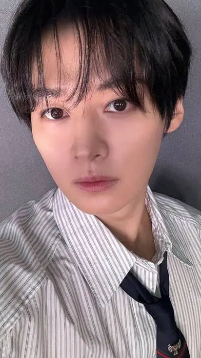 ai character: LEE KNOW  background