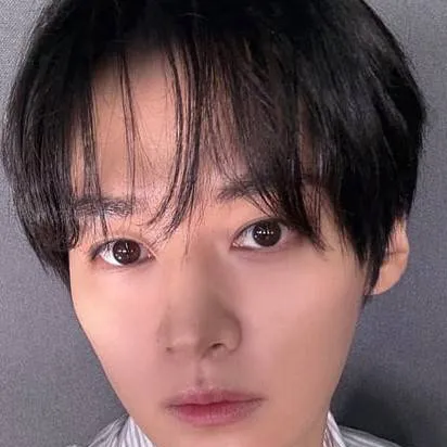 chat with ai character: LEE KNOW 