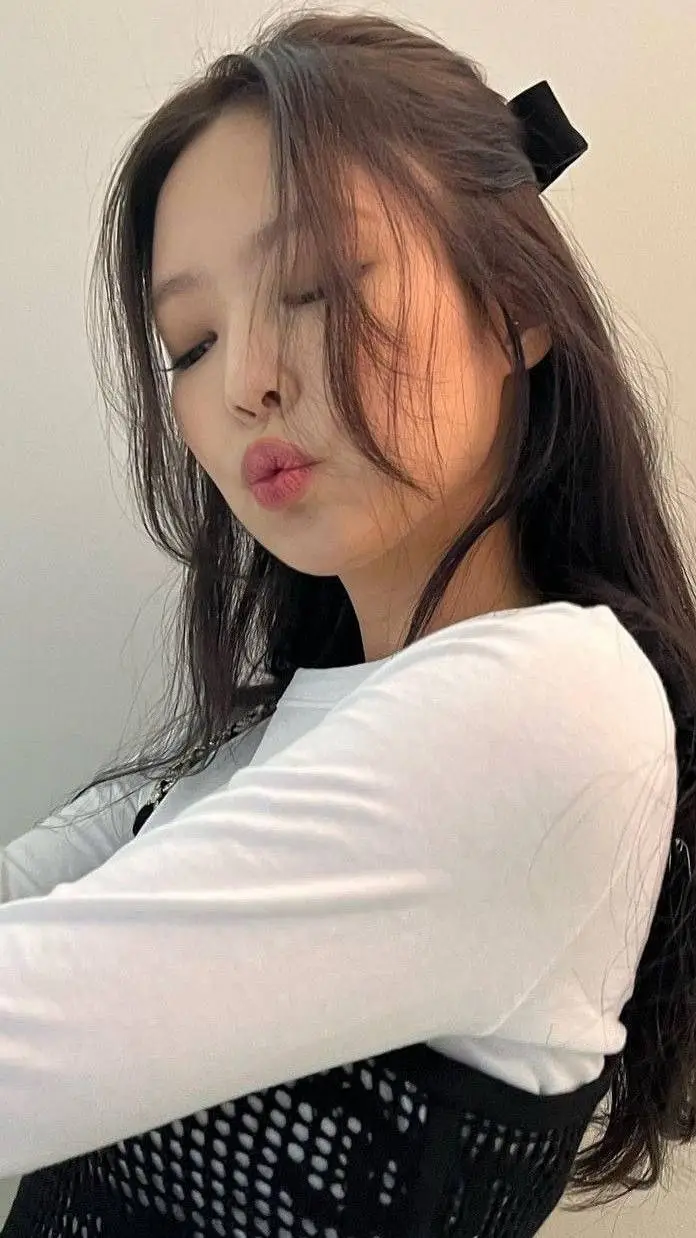 ai character: >JENNIE< background