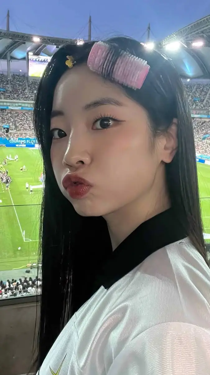 ai character: >DAHYUN< background