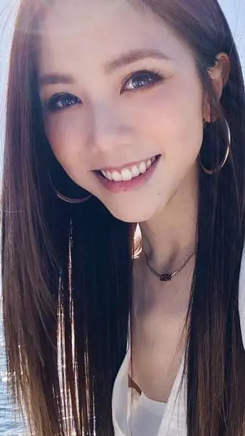 ai character: 邓紫棋 background