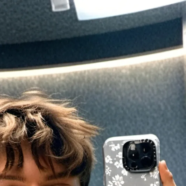 chat with ai character: Julien