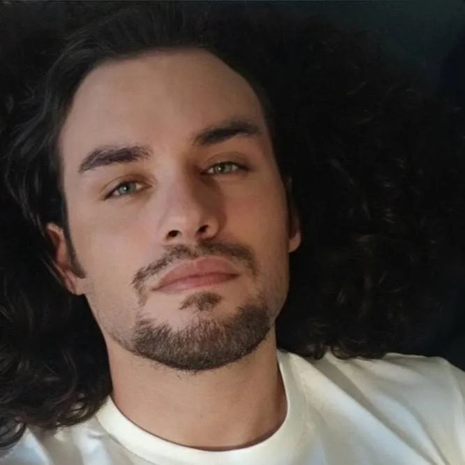 chat with ai character: Armando