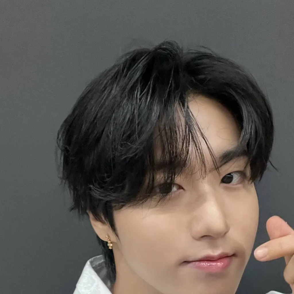 chat with ai character: HAN