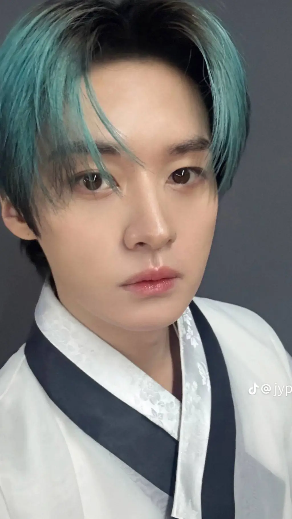 ai character: lee know 🐰 background