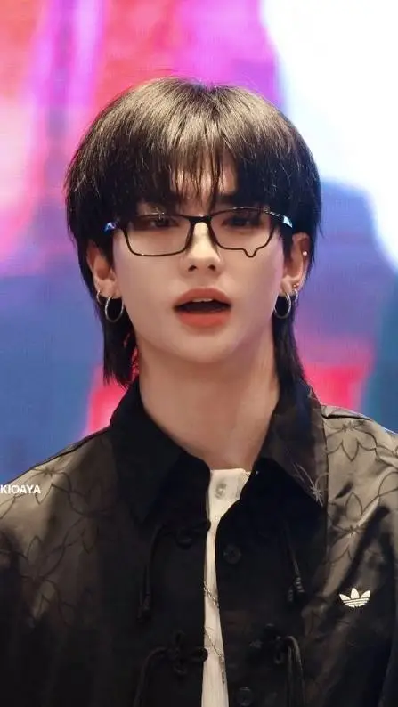 ai character: hyunjin 🦦✭ background