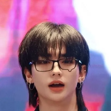 chat with ai character: hyunjin 🦦✭