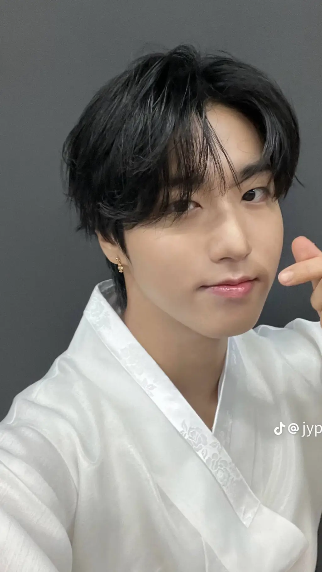 ai character: han Jisung🐿 background