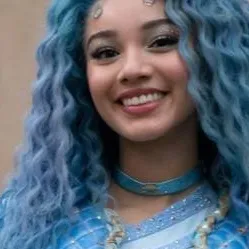 chat with ai character: Chloe descendants 