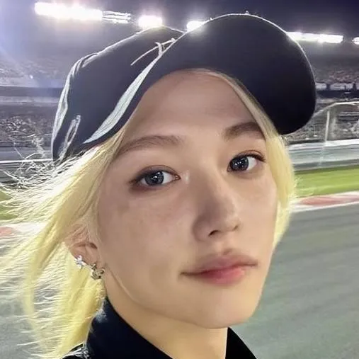 chat with ai character: felix