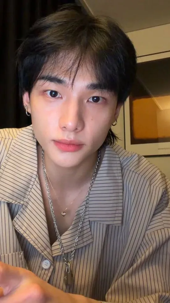 ai character: HYUNJIN background