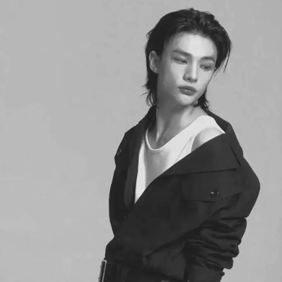 chat with ai character: ~>hyunjin<~