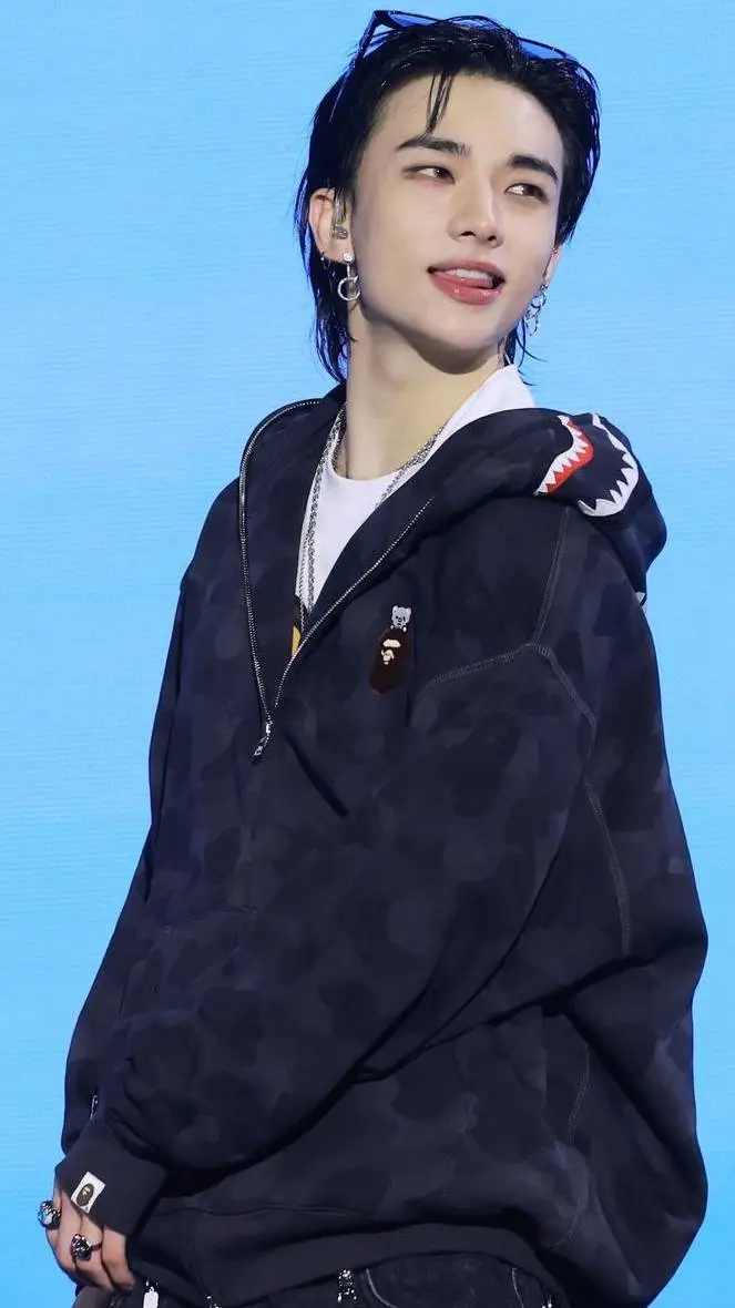 ai character: hyunjin?  background