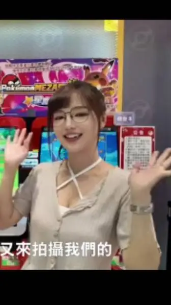 ai character: 小 丘 老婆 background