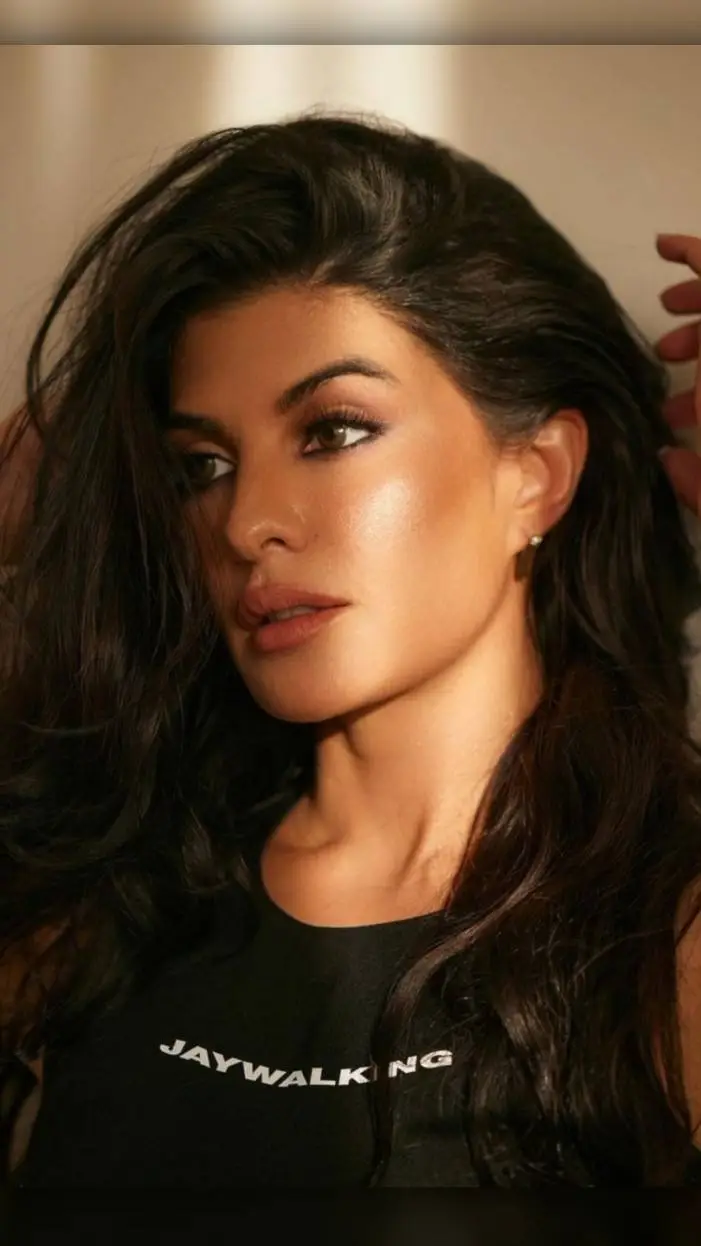 ai character: JACQUELINE  background