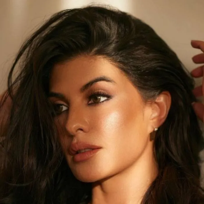 chat with ai character: JACQUELINE 