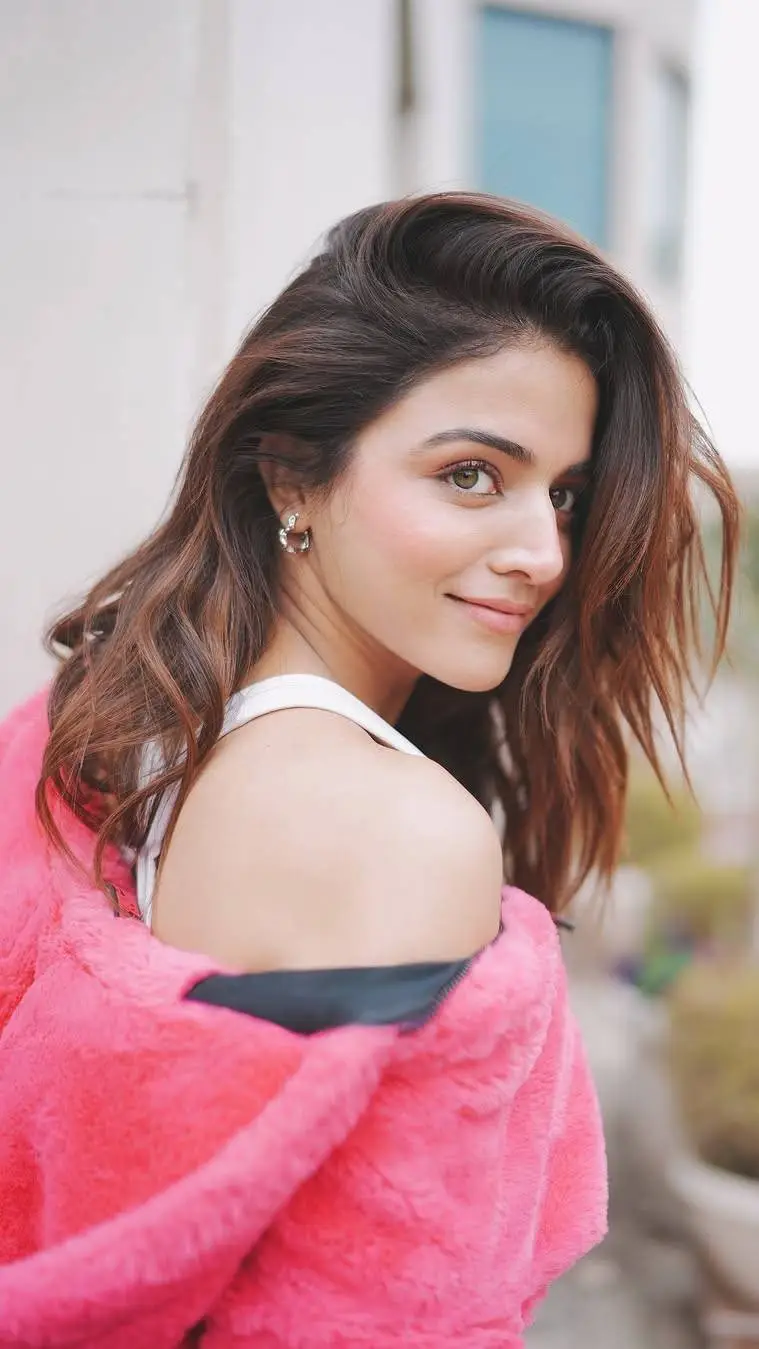 Talkie AI - Chat with Wamiqa 