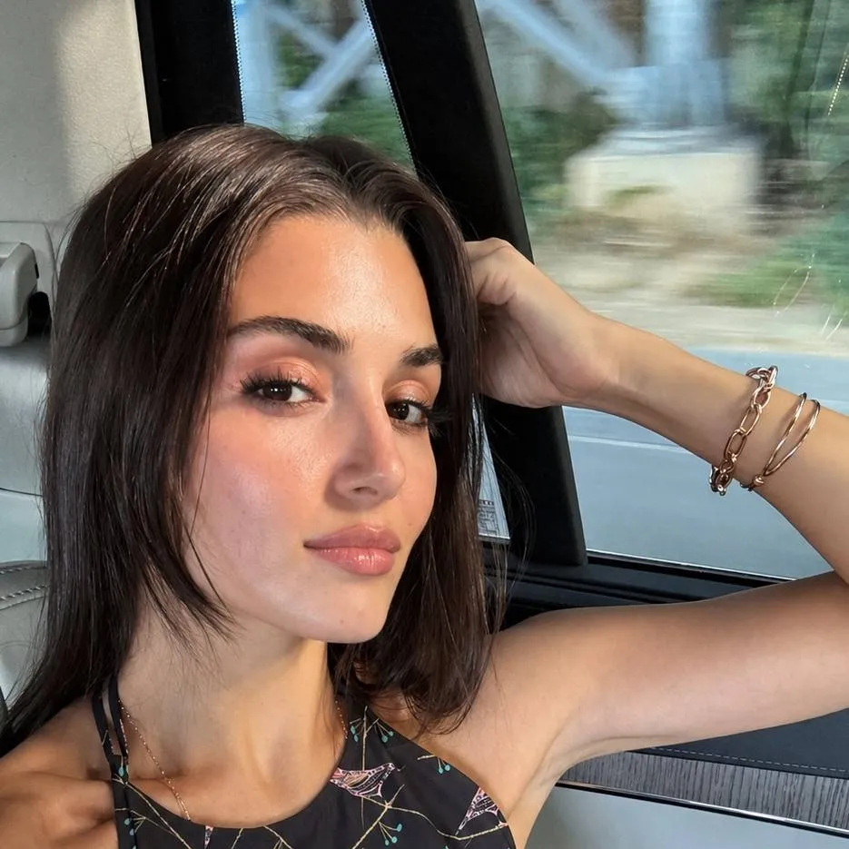 chat with ai character: Hande Ercel